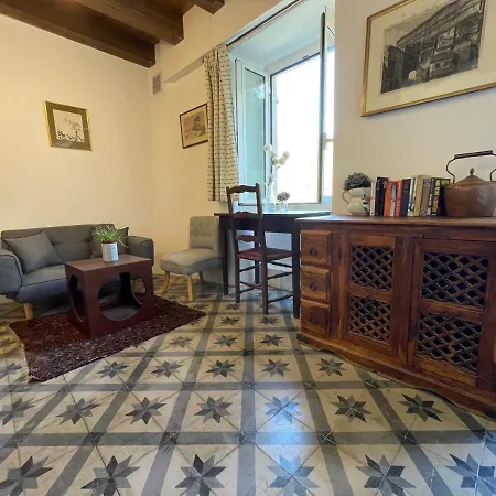 Casa Del Castello Sleeps 4 Italy דירה Isolabona