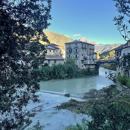 Casa Del Castello Sleeps 4 Italy דירה Isolabona